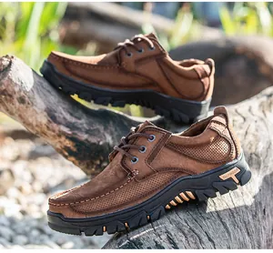 Detailopname van bruine ademende leren outdoor vrijetijdsschoenen op een rustieke boomstam
