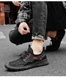 Detailopname van zwarte ademende mesh sportschoenen met een elastisch vetersysteem