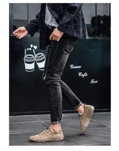 Mocassini da uomo traspiranti in pelle di maiale kaki mostrati in un contesto casual.