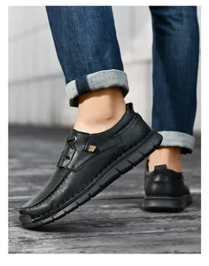 Gedetailleerd overzicht van zwarte leren herenschoenen met een zachte rubberen zool.
