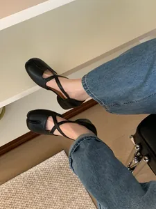 Detailansicht der schwarzen Tabi-Sandalen mit geteilter Zehe und Kreuzriemen