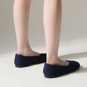 Dettaglio delle ballerine in maglia traspirante blu navy con punta quadra da donna