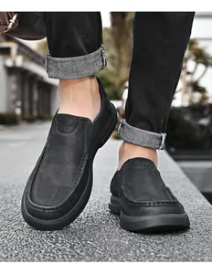 Close-up van zwarte casual herenschoenen van leer voor een stijlvolle zakelijke look.