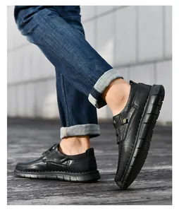 Detail van handgestikte heren casual zwarte leren schoenen met zachte zolen op de voet