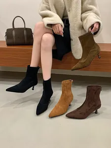 Vista detallada de botines elásticos de punta para mujer en varios colores otoñales.