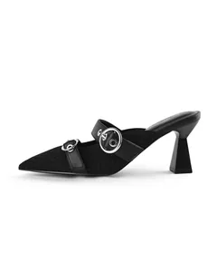 Vista laterale di un elegante sabot nero a punta con tacco alto e fibbie metalliche lucide.