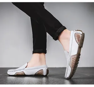 Mocasines de hombre en cuero blanco zapatos de conducir con suela de goma marrón