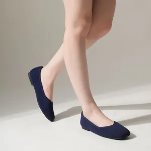 Dettaglio di ballerine in maglia blu navy traspiranti con un design minimalista a punta quadra.