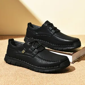 Klassieke zwarte casual herenschoenen van leer met zachte zool en handgestikte details