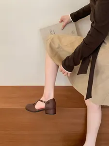 Lifestyle-Aufnahme eines Models in braunen Mary Jane Schuhen mit stabilem Blockabsatz