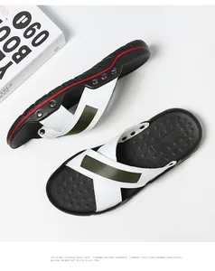 Heren leren zomer sandalen met wit en groen gekruiste bandjes voor strand en vrije tijd.