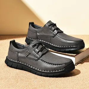 Klassieke grijze herenschoenen van leer met zachte zolen en handgestikte details ontwerp