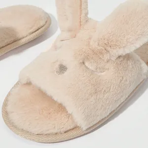 Vue détaillée de chaussons en peluche lapin doux avec oreilles et visage brodé mignon