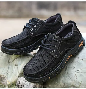 Gedetailleerde weergave van ademende zwarte leren outdoorschoenen op rots.