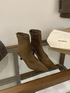 Elegantes botines tipo calcetín de ante marrón con punta fina y tacón de aguja alto