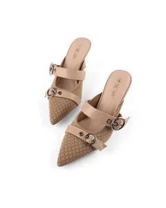 Dettaglio delle scarpe mule in maglia beige a punta con doppie fibbie in metallo