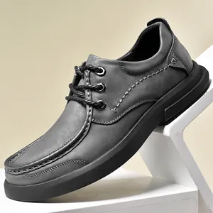 Grijze business casual herenschoenen van rundleer met zachte zool, 45 graden aanzicht.