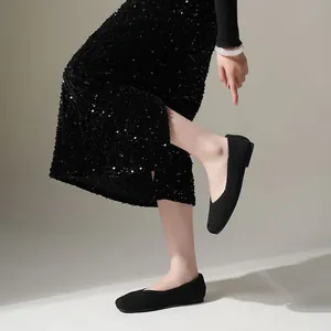 Primo piano di ballerine nere traspiranti in maglia a punta quadrata indossate da modella.