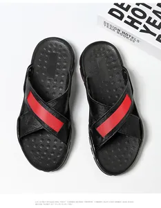 Detailopname van hoogwaardige heren sandalen van zwart leer met rode kruisbanden