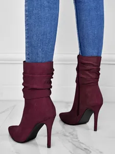 Eleganti stivaletti in camoscio bordeaux con punta affusolata e tacco a spillo.