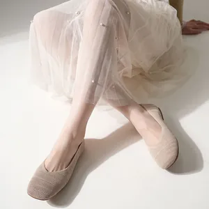 Ballerine beige traspiranti in maglia a punta quadrata indossate da modella con gonna