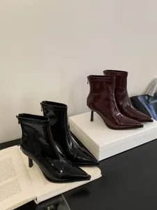 Nahaufnahme der französischen Stiefeletten aus Lackleder mit spitzer Zehenpartie.