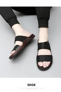 Dettaglio dei sandali neri da uomo con borchie metalliche e design confortevole
