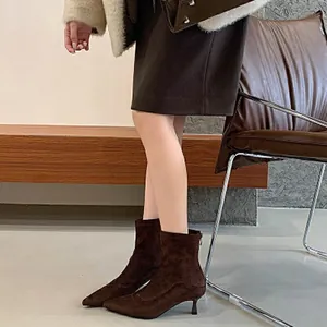 Elegantes botines de ante marrón oscuro con punta fina y tacón de aguja para mujer