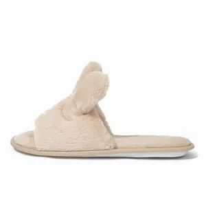 Détail macro de la texture en fausse fourrure et des oreilles de lapin sur ce chausson beige.