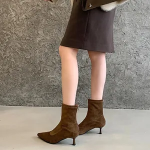 Botines elegantes de ante marrón con punta fina y tacón de aguja con diseño elástico.