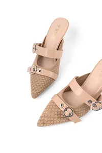 Dettaglio di sabot in maglia beige a punta con eleganti cinturini con fibbia in metallo.