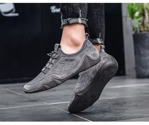 Vista laterale di scarpe da guida casual da uomo in pelle grigia con inserti mesh
