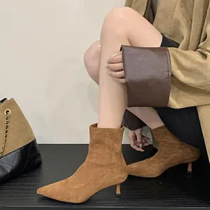 Elegantes botines de gamuza marrón para mujer con punta afilada y tacón de aguja fino