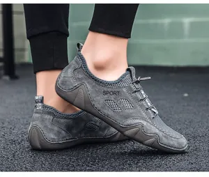 Dettaglio delle scarpe da guida grigie traspiranti in pelle di maiale con lacci elastici