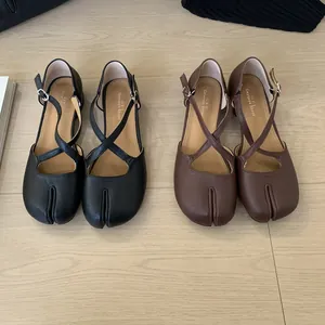 Elegante schwarze und braune Tabi-Sandalen mit Kreuzriemen und 3 cm Blockabsatz