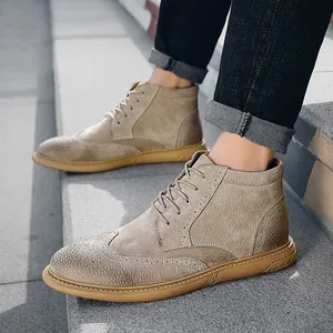 Stijlvolle heren Brogue Martin laarzen in kaki leer met klassiek vleugeltip ontwerp