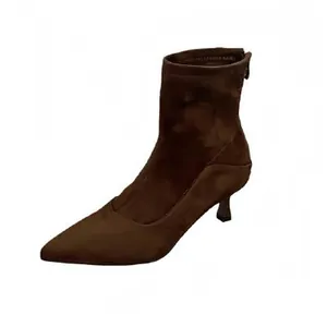 Elegantes botines marrones de gamuza con punta fina, tacón de aguja y ajuste elástico