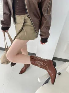 Detailansicht der vintage braunen Cowboystiefel mit Bestickung und eleganter spitzer Zehenpartie.