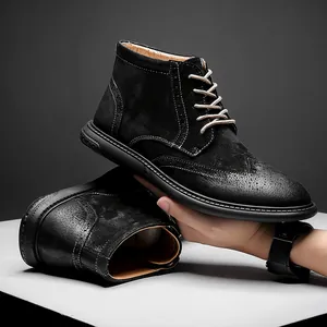 Heren premium zwarte suède Martin boots met klassieke Britse brogue snijwerk details