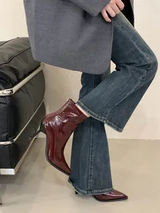 Detailansicht von burgunderroten Lackleder-Stiefeletten mit spitzer Zehenpartie und Pfennigabsatz.