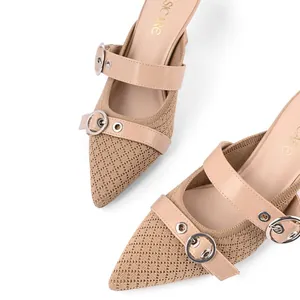Eleganti sabot in maglia beige a punta con doppi cinturini e fibbie metalliche