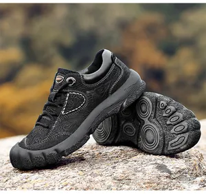 Scarpe da trekking resistenti da uomo in pelle nera con suola spessa e lacci neri