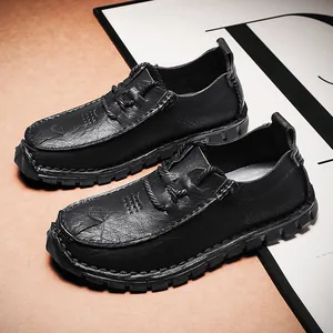 Stijlvolle zwarte casual herenschoenen van leer met textuur en een dikke rubberen zool