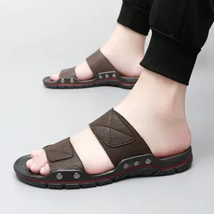 Eleganti sandali da spiaggia in pelle marrone da uomo con borchie in metallo estate