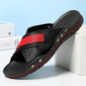 Hoogwaardige heren lederen sandalen in zwart met een opvallende rode streep en metalen studs