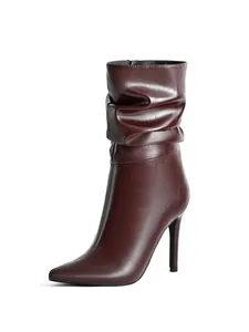 Dettaglio degli stivali a spillo bordeaux con punta affusolata e effetto slouchy.