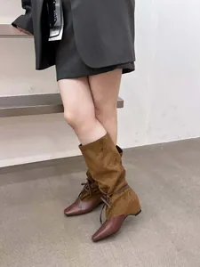 Vue détaillée de bottes plissées rétro pour femmes avec bout pointu et lacets