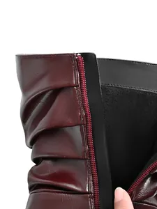 Dettaglio stivale bordeaux da donna con zip laterale e design plissettato morbido