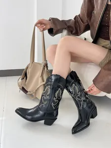 Detailansicht schwarzer Western-Cowboystiefel mit weißer Stickerei und Blockabsatz