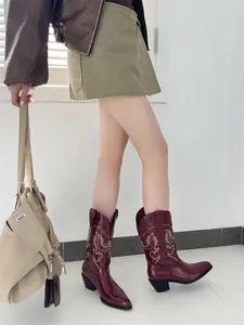 Detailansicht kastanienbrauner Cowboystiefel mit Retro-Stickerei und spitzer Kappe